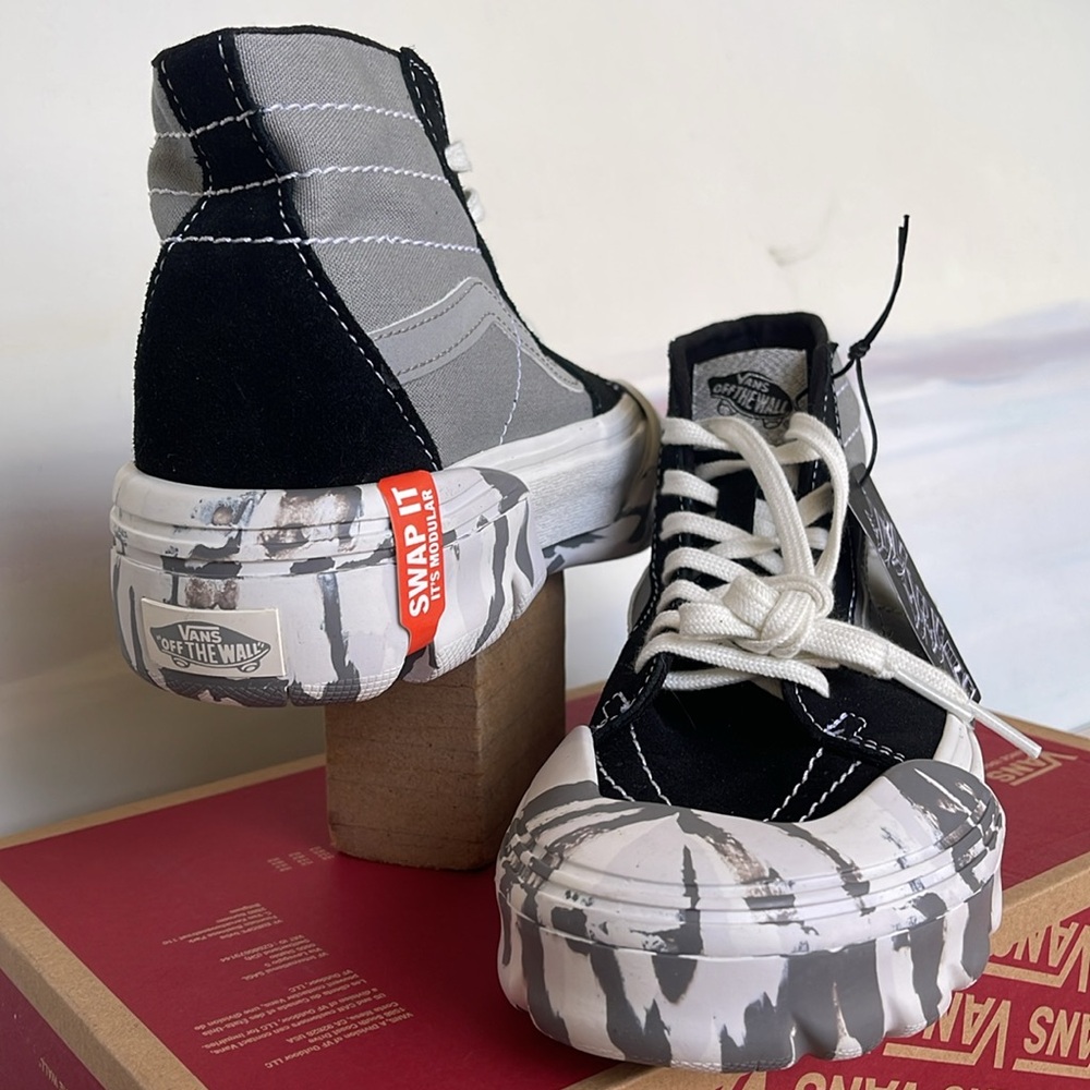 Vans WMNS Sk8-Hi Tapered
Moon Rocks Black/Reflective 
VN0A7Q5TBRF
Sneakers - Picture 7 of 16